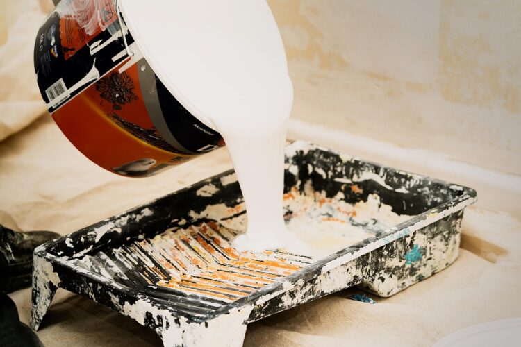 Travaux de peinture : comment enlever les taches de peinture sur du carrelage efficacement