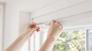 comment fixer store sur fenêtre pvc
